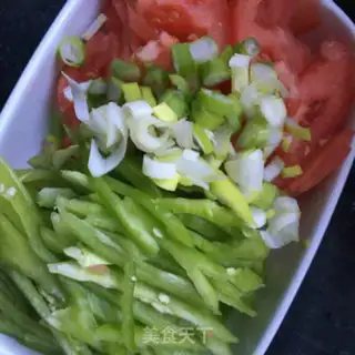 Make Pepper tomato fried eggs step 2