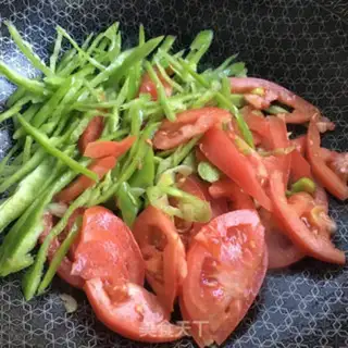 Make Pepper tomato fried eggs step 5