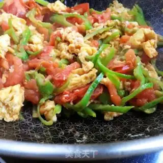 Make Pepper tomato fried eggs step 8
