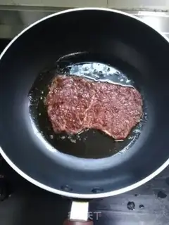 Make Black pepper beef rice step 1