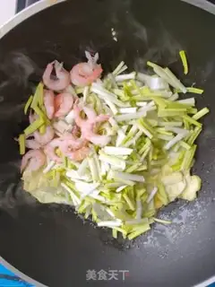 Make Shrimp and yellow fried eggs step 4