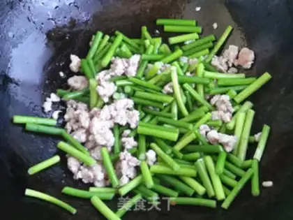 Make The meat and the garlic step 4