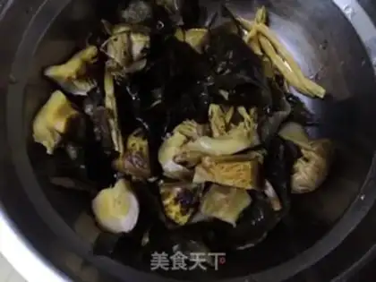 Make Cream mushrooms, quail eggs step 1