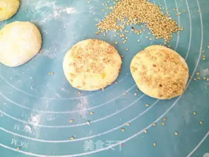 Make Milk pumpkin sesame pie step 7