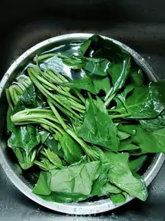Make Spinach fried meat step 0