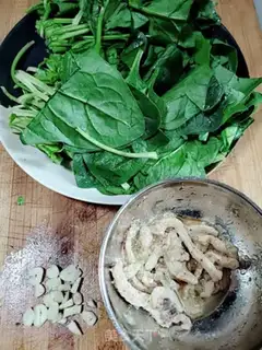 Make Spinach fried meat step 1