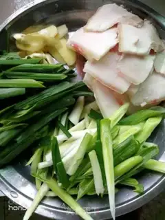 Make Garlic sprouts back to the pot step 1