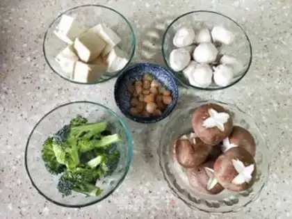 Make Maroon tofu vegetable soup step 0