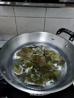 Make Pork-covered seaweed step 2