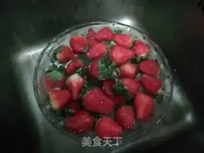 Make Homemade strawberry sauce step 0