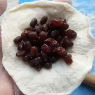 Make Red bean hair pie step 4