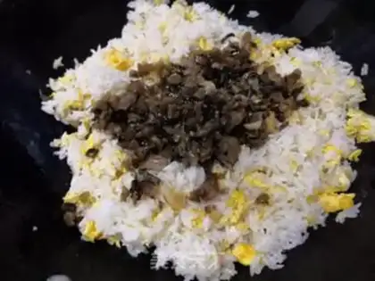 Make Pickled egg fried rice step 5