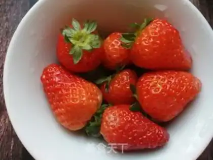 Make Flamingo strawberry step 3