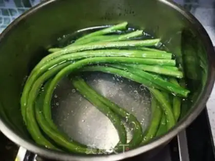 Make Shrimp-skinned beans step 3