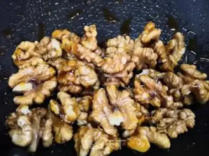 Make Amber walnuts step 6