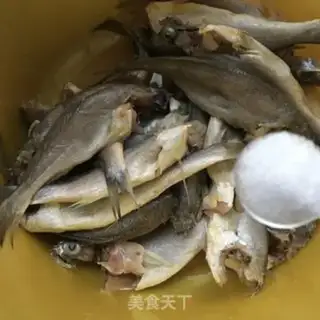 Make Little yellow fish cans step 0