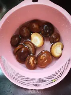 Make Little cabbage mushroom fan soup step 1