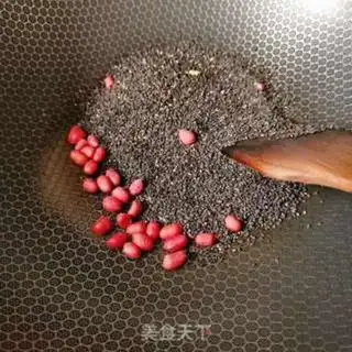 Make Homemade black sesame pie step 1