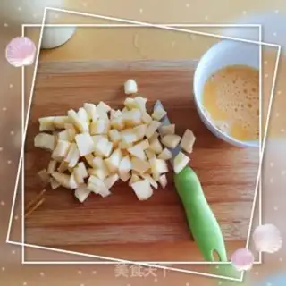 Make Apple rice egg soup step 1