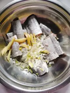 Make Red-fried fish step 1