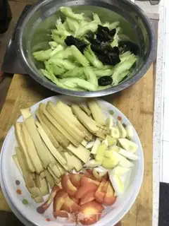 Make Celery fried beans step 1