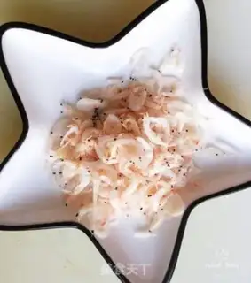 Make Shrimp skin fan doll food step 3