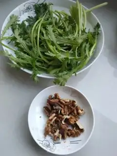 Make Garlic walnuts step 0