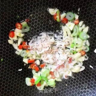 Make Shrimp skin fan doll food step 6