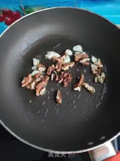 Make Garlic walnuts step 4