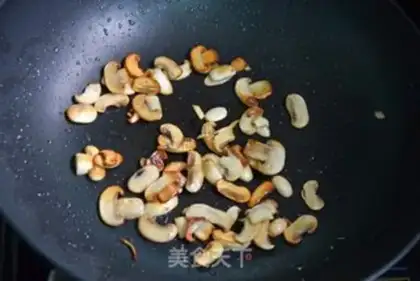 Make Sand mushroom bacon rolls step 2
