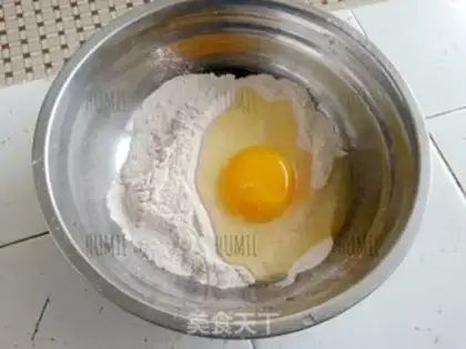 Make Brown wheat sesame eggcake step 1