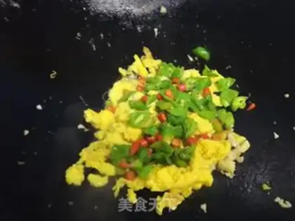 Make Chili fried eggs step 5