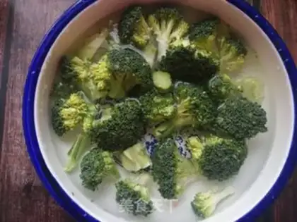 Make ♪ Burn the broccoli ♪ step 1