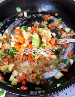 Make Vegetable red rice step 4