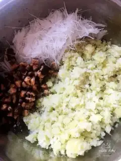 Make A cabbage mushroom fan bun step 5