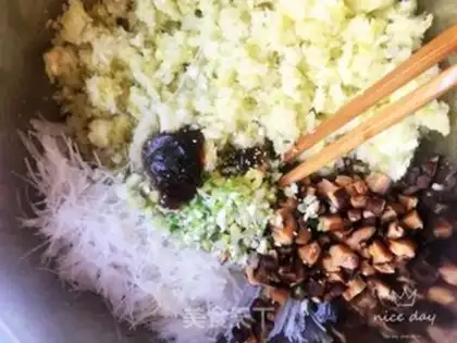 Make A cabbage mushroom fan bun step 6