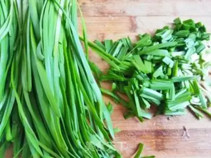 Make Egg-skinned soybean sprouts step 1