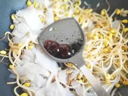 Make Egg-skinned soybean sprouts step 4