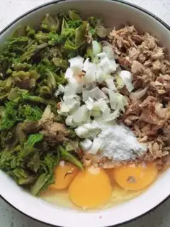 Make The abalone mushroom sprouts the eggs step 2