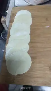 Make Celery shrimp dumplings step 1