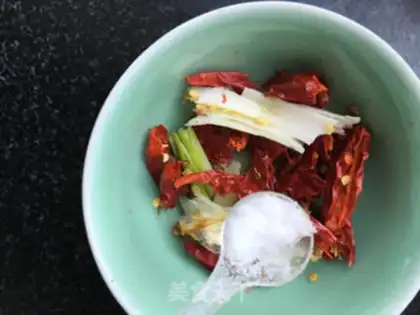 Make Homemade pepper oil step 1