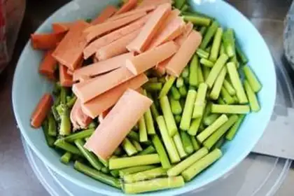 Make Garlic ham and sausage step 1