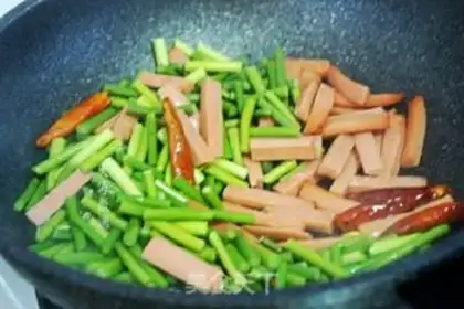 Make Garlic ham and sausage step 2