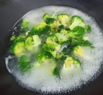 Make Garlic broccoli step 2