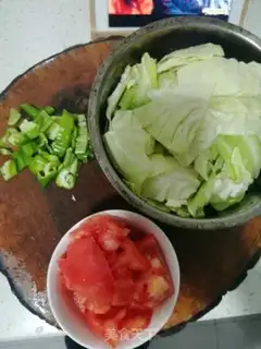 Make Tomato-burned cabbage step 1