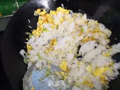 Make Onion egg fried rice step 4