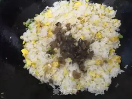 Make Onion egg fried rice step 5