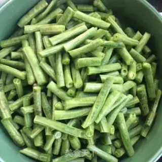 Make Scrambled and garlic beans step 1