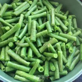 Make Scrambled and garlic beans step 3
