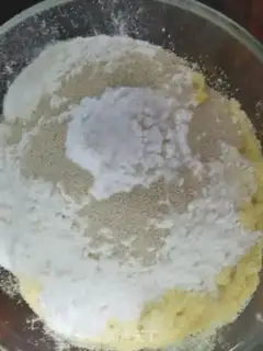 Make Chicken-cooked monkey mushroom cake step 1